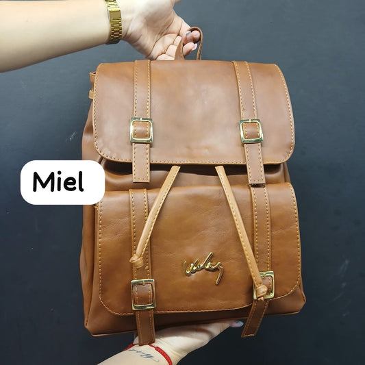 “Luce elegancia y poder con cada paso — descubre la Mochila Dama Cuero Vélez.”